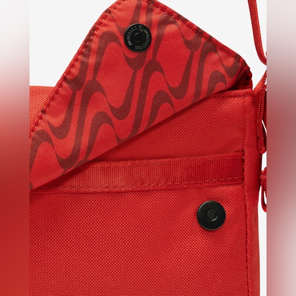 COPY - Nike Sportswear Futura 365 Crossbody Bag (3L) NWT - Picture 3 of 9